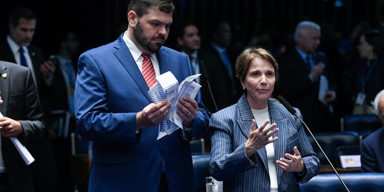 Senadores brasileiros cobram posição oficial sobre vitória da oposição na Venezuela