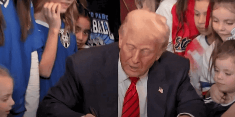 Trump Assina Ordem Executiva Proibindo Participação de Atletas Transgênero em Esportes Femininos: Reações e Debates