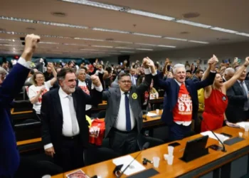 Câmara avança com PEC do fim da escala 6×1 e debate divide Congresso e setor produtivo