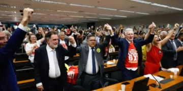 Câmara avança com PEC do fim da escala 6×1 e debate divide Congresso e setor produtivo
