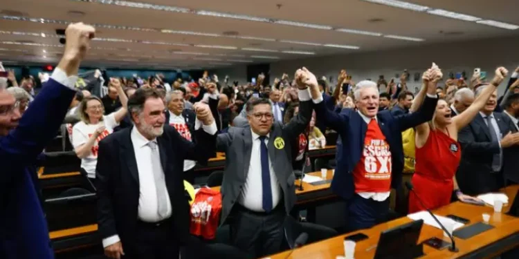Câmara avança com PEC do fim da escala 6×1 e debate divide Congresso e setor produtivo