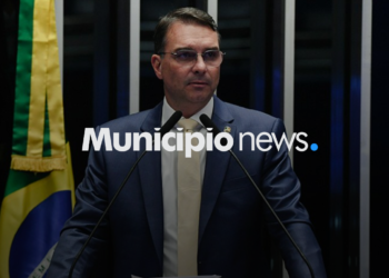 Flávio Bolsonaro admite falha de comunicação no governo do pai e defende ajuste na relação com a imprensa