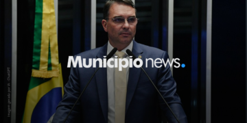 Flávio Bolsonaro admite falha de comunicação no governo do pai e defende ajuste na relação com a imprensa