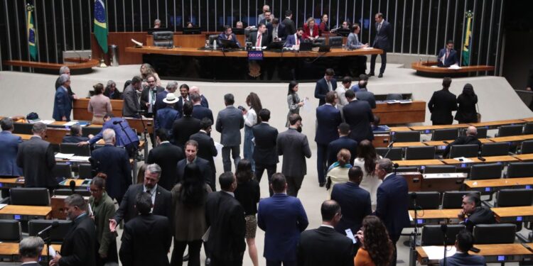 CCJ da Câmara aprova PEC que reduz maioridade penal para 16 anos